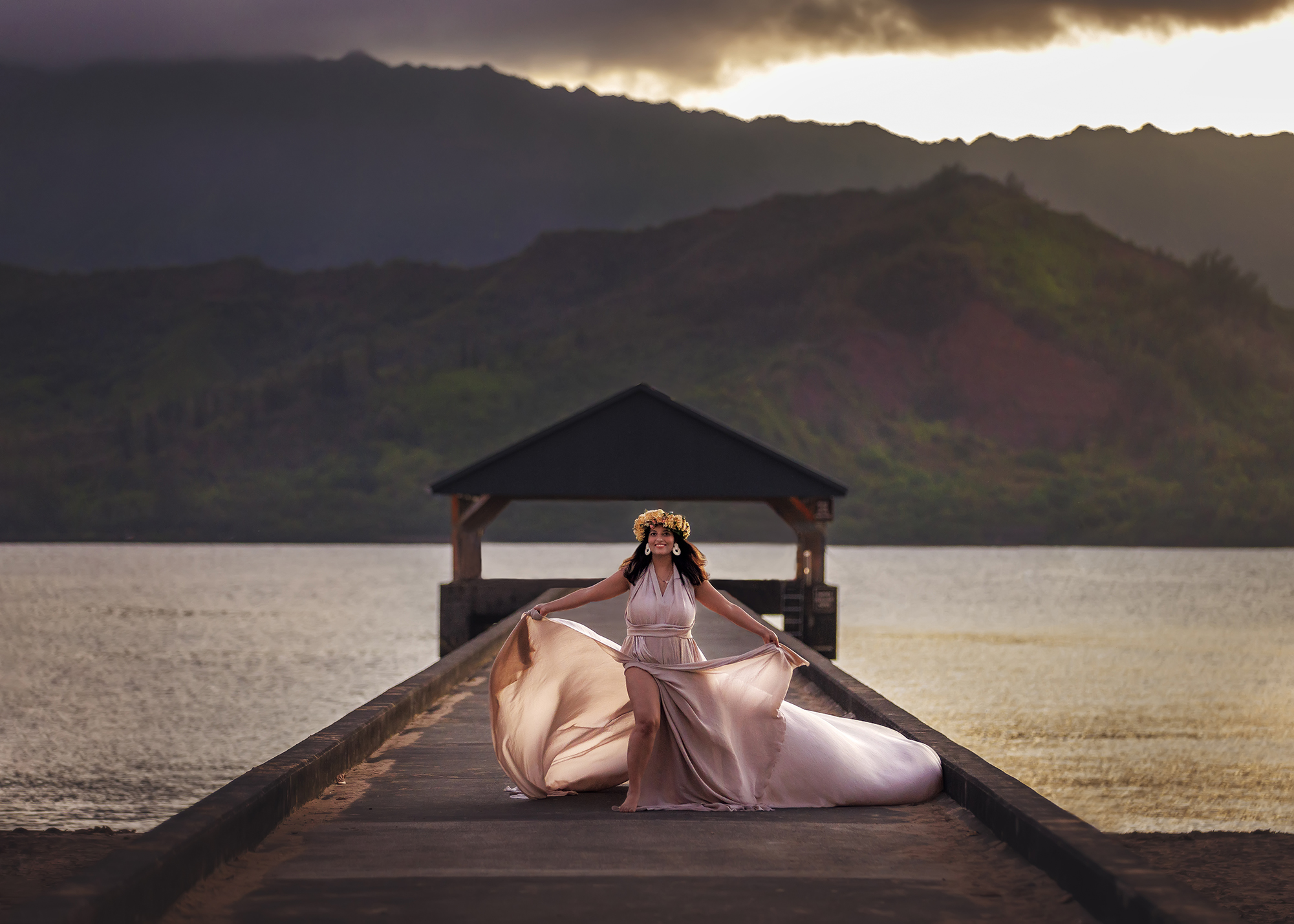 maternity photoshoot on kauai on Hanalei pier